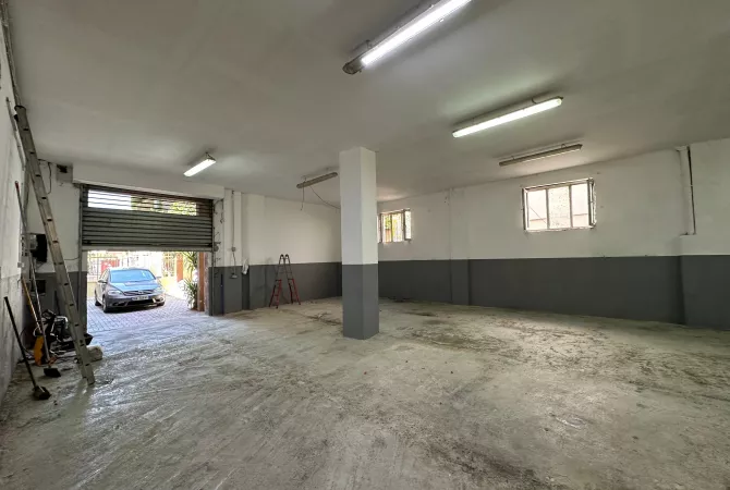 Ambiente Commerciale in Affitto 3+1 a Tirana - 2,000 Euro