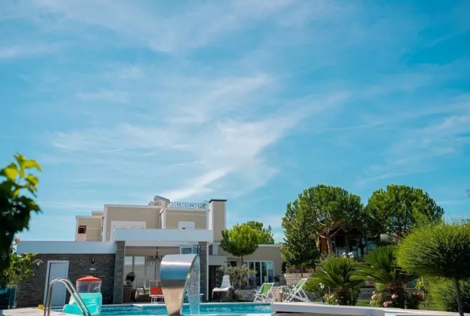 Shtepi ne shitje Vila Luksoze ne Tirane, 5+1, Mobilimi E mobiluar, Pagesa 1,500,000  Euro.