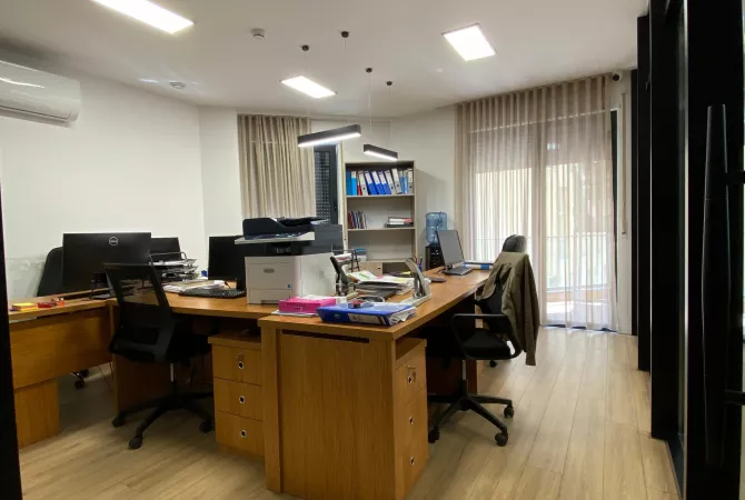 Ambient biznesi me qera 3+1 ne Tirane - 4,600 Euro
