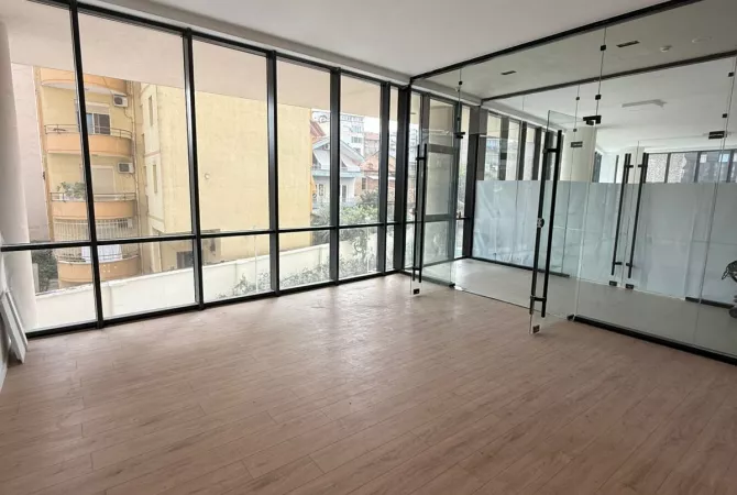 Ambient biznesi me qera 3+1 ne Tirane - 1,000 Euro