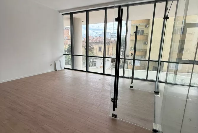 Ambient biznesi me qera 3+1 ne Tirane - 1,000 Euro