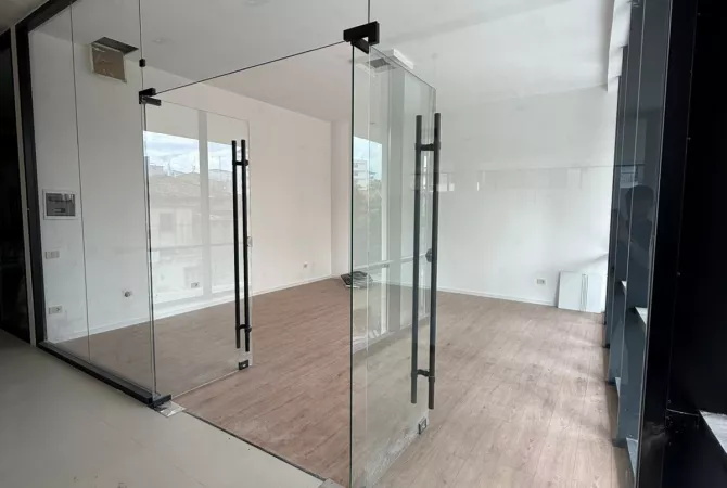 Ambient biznesi me qera 3+1 ne Tirane - 1,000 Euro