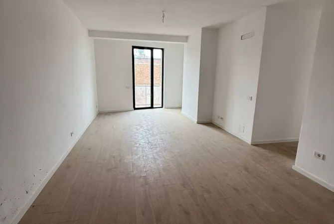 Ambient biznesi me qera 3+1 ne Tirane - 1,500 Euro
