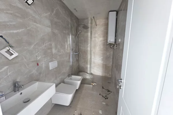 Shtepi ne shitje Apartament ne Tirane, 3+1, Mobilimi Bosh, pa mobiluar, Pagesa 675,000  Euro.