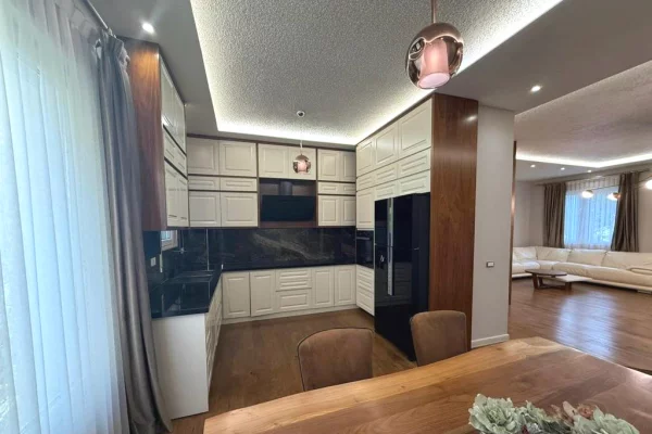 Shtepi me qera 3+1 ne Tirane - 2,100 Euro