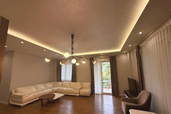 Shtepi me qera 3+1 ne Tirane - 2,100 Euro