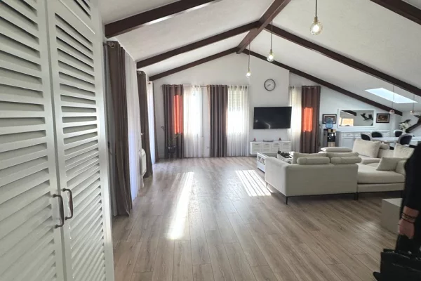 Shtepi me qera 3+1 ne Tirane - 2,200 Euro