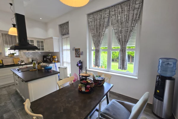 Shtepi ne shitje Vila Luksoze ne Tirane, 5+1, Mobilimi E mobiluar, Pagesa 1,600,000  Euro.