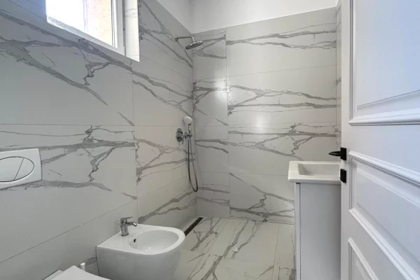 Shtepi ne shitje Vila Luksoze ne Tirane, 4+1, Mobilimi Pjeserisht e mobiluar, Pagesa 695,000  Euro.