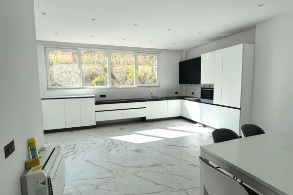 Shtepi ne shitje Vila Luksoze ne Tirane, 4+1, Mobilimi Pjeserisht e mobiluar, Pagesa 695,000  Euro.