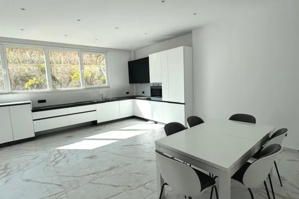 Shtepi ne shitje Vila Luksoze ne Tirane, 4+1, Mobilimi Pjeserisht e mobiluar, Pagesa 695,000  Euro.