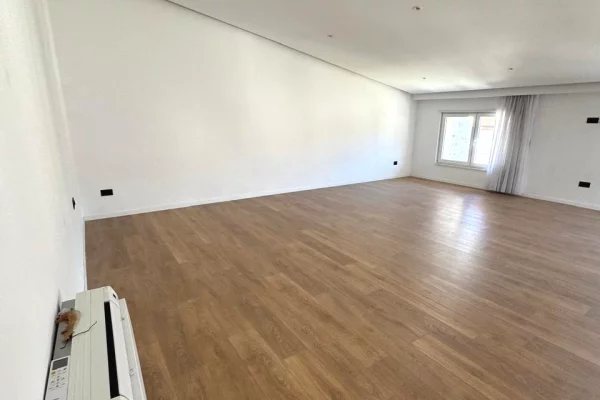 Shtepi ne shitje Vila Luksoze ne Tirane, 4+1, Mobilimi Pjeserisht e mobiluar, Pagesa 695,000  Euro.