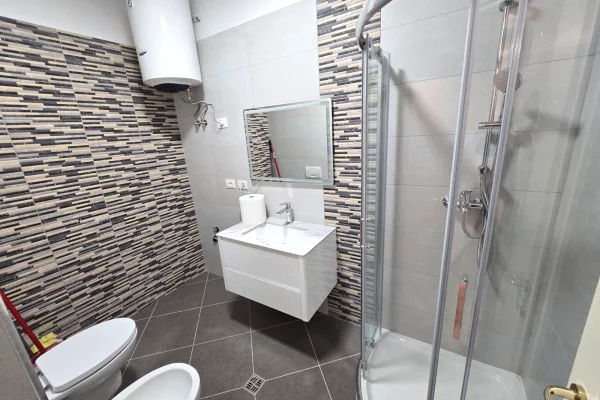 Shtepi ne shitje Apartament ne Tirane, 1+1, Mobilimi Bosh, pa mobiluar, Pagesa 218,000  Euro.