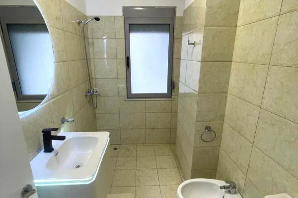 Shtepi ne shitje Apartament ne Tirane, 2+1, Mobilimi E mobiluar, Pagesa 173,000  Euro.