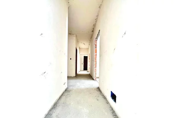 Shtepi ne shitje Apartament ne Tirane, 3+1, Mobilimi Bosh, pa mobiluar, Pagesa 429,600  Euro.