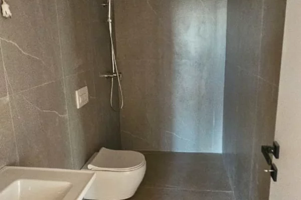 Shtepi ne shitje Apartament ne Tirane, 2+1, Mobilimi Bosh, pa mobiluar, Pagesa 397,000  Euro.