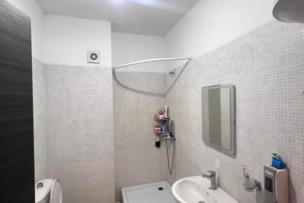 Shtepi ne shitje Apartament ne Tirane, 2+1, Mobilimi E mobiluar, Pagesa 140,000  Euro.