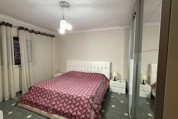 Shtepi me qera Apartament ne Tirane, 3+1, Mobilimi E mobiluar, Pagesa 700  Euro.