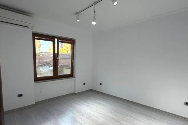 Ambient biznesi me qera 3+1 ne Tirane - 73,000 Leke