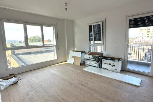 Ambient biznesi me qera 3+1 ne Tirane - 600 Euro