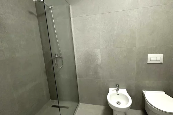 Shtepi me qera Apartament ne Tirane, 2+1, Mobilimi E mobiluar, Pagesa 80,000  Leke.