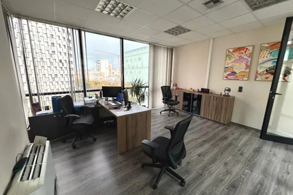 📍Jepet me qira ambient per zyra te Sheshi Skenderbej ne Qender!