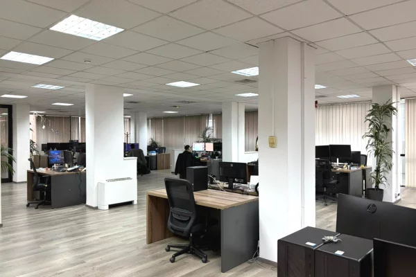 📍Jepet me qira ambient per zyra te Sheshi Skenderbej ne Qender!