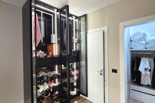 Shtepi ne shitje Apartament ne Tirane, 2+1, Mobilimi E mobiluar, Pagesa 452,000  Euro.