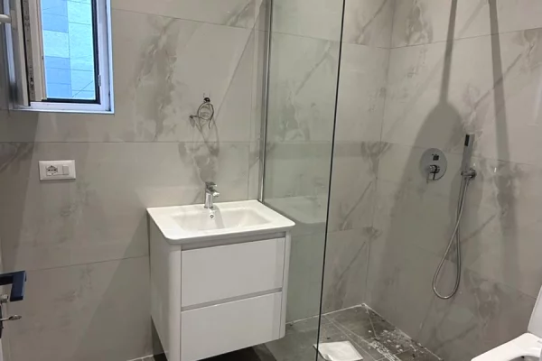 Shtepi ne shitje Apartament ne Tirane, 1+1, Mobilimi Bosh, pa mobiluar, Pagesa 91,400  Euro.