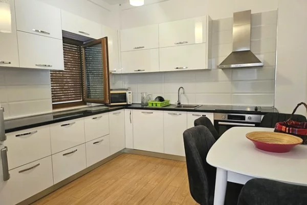 Shtepi me qera Vila Luksoze ne Tirane, 4+1, Mobilimi E mobiluar, Pagesa 2,500  Euro.