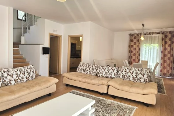 Shtepi me qera 4+1 ne Tirane - 2,500 Euro