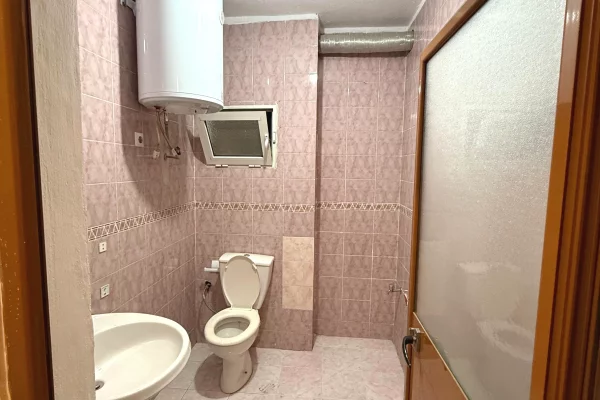 Shtepi ne shitje Apartament ne Tirane, 3+1, Mobilimi Bosh, pa mobiluar, Pagesa 248,000  Euro.