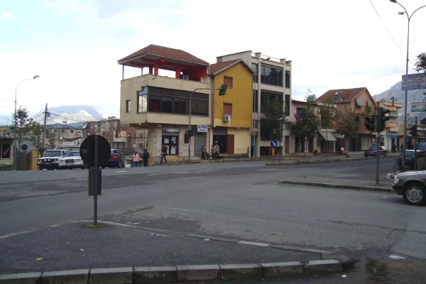 Ambiente Commerciale in Affitto 4+1 a Tirana - 50,000 Leke