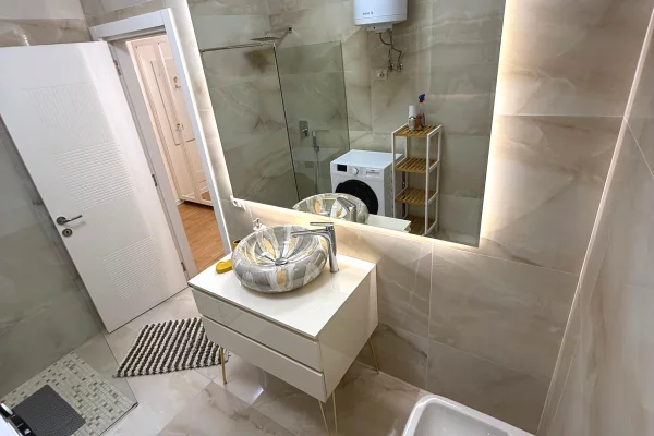 Shtepi me qera Apartament ne Tirane, 2+1, Mobilimi E mobiluar, Pagesa 1,100  Euro.