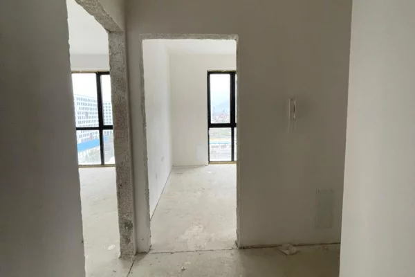 Shtepi ne shitje Apartament ne Tirane, 2+1, Mobilimi Bosh, pa mobiluar, Pagesa 125,300  Euro.