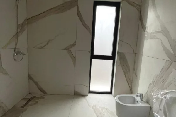 Shtepi ne shitje Apartament ne Tirane, 2+1, Mobilimi Bosh, pa mobiluar, Pagesa 164,000  Euro.