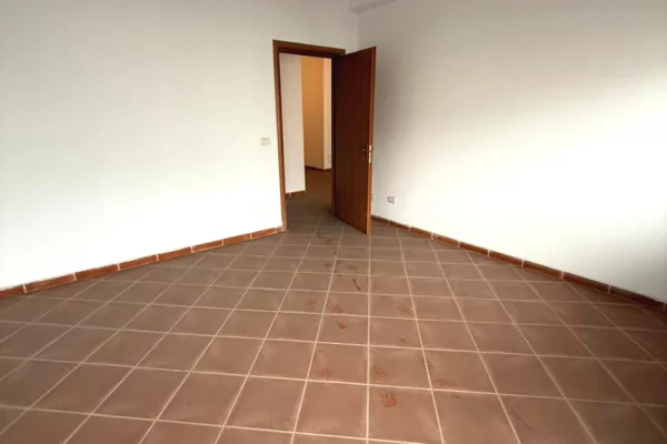 Shtepi ne shitje Apartament ne Tirane, 2+1, Mobilimi Bosh, pa mobiluar, Pagesa 230,000  Euro.