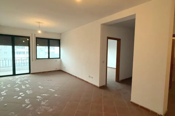 Shtepi ne shitje Apartament ne Tirane, 2+1, Mobilimi Bosh, pa mobiluar, Pagesa 230,000  Euro.