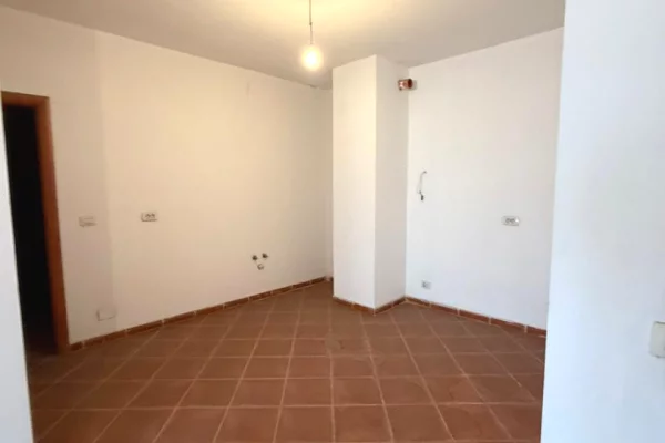 Shtepi ne shitje Apartament ne Tirane, 2+1, Mobilimi Bosh, pa mobiluar, Pagesa 230,000  Euro.