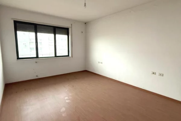 Shtepi ne shitje Apartament ne Tirane, 2+1, Mobilimi Bosh, pa mobiluar, Pagesa 230,000  Euro.