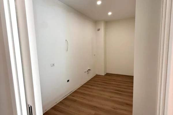 Shtepi ne shitje Apartament ne Tirane, 2+1, Mobilimi Bosh, pa mobiluar, Pagesa 330,000  Euro.
