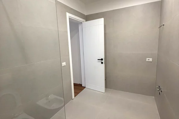Shtepi ne shitje Apartament ne Tirane, 2+1, Mobilimi Bosh, pa mobiluar, Pagesa 330,000  Euro.