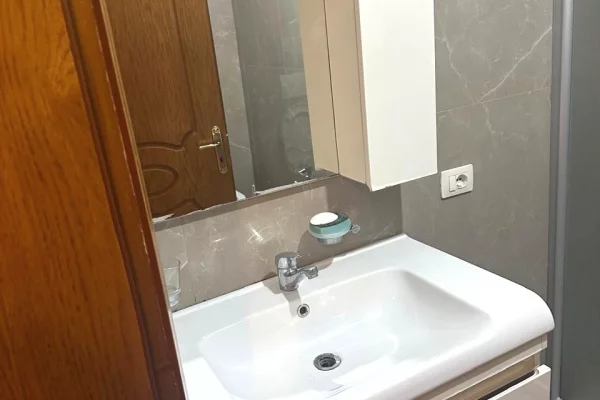 Shtepi me qera Apartament ne Tirane, 2+1, Mobilimi E mobiluar, Pagesa 70,000  Leke.