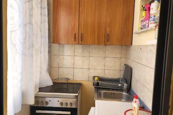 Shtepi ne shitje Apartament ne Tirane, Garsoniere, Mobilimi E mobiluar, Pagesa 100,000  Euro.