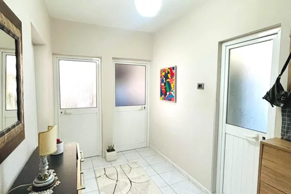 Shtepi ne shitje Apartament ne Tirane, 2+1, Mobilimi E mobiluar, Pagesa 130,000,000  Leke.