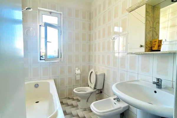 Shtepi ne shitje Apartament ne Tirane, 2+1, Mobilimi E mobiluar, Pagesa 130,000,000  Leke.