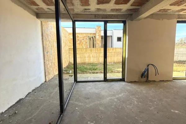 Shtepi ne shitje Vila Luksoze ne Tirane, 4+1, Mobilimi Bosh, pa mobiluar, Pagesa 850,000  Euro.