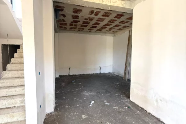 Shtepi ne shitje Vila Luksoze ne Tirane, 4+1, Mobilimi Bosh, pa mobiluar, Pagesa 850,000  Euro.