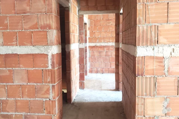 Shtepi ne shitje Apartament ne Tirane, 2+1, Mobilimi Bosh, pa mobiluar, Pagesa 153,500  Euro.