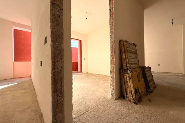 Shtepi ne shitje Apartament ne Tirane, 2+1, Mobilimi Bosh, pa mobiluar, Pagesa 161,500  Euro.